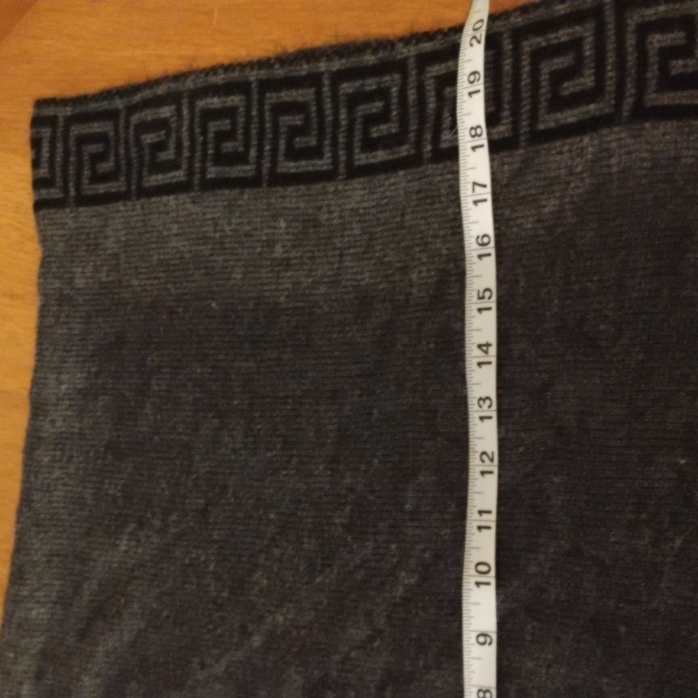 Beautiful grey/ black hooded cape/ shawl.No brand , no tags, unsure of size. - Picture 9 of 9